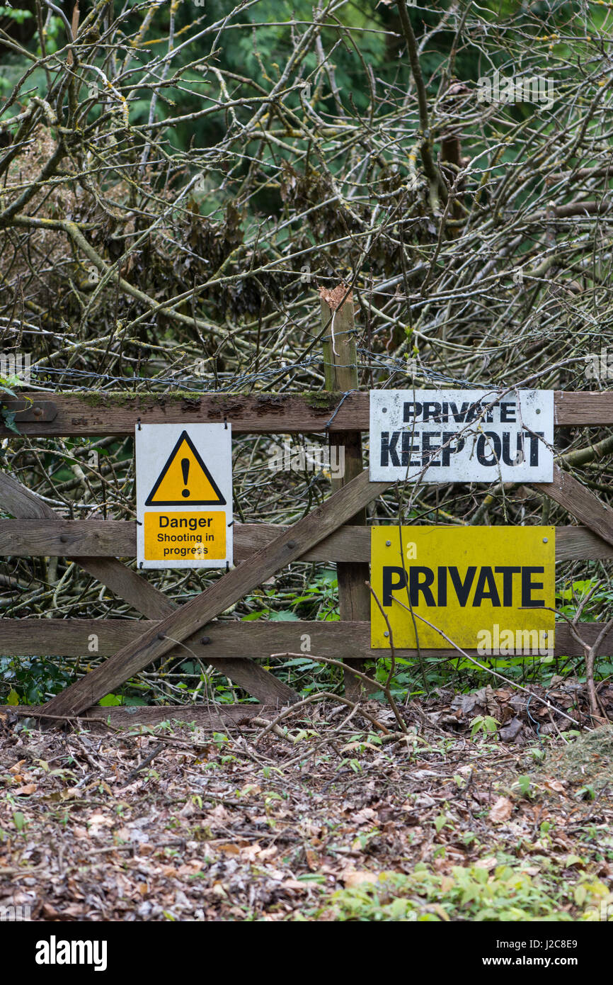 Cartelli di avvertimento su un cancello Foto Stock