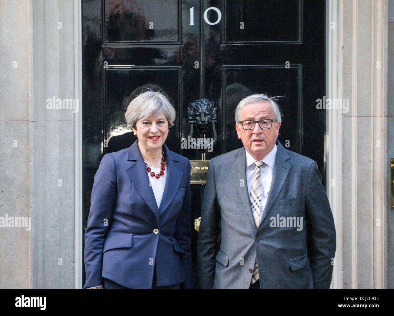 Il primo ministro,Theresa Maggio,accoglie Jean Claude Juncker, Presidente della Commissione europea,a 10 Downing street Foto Stock