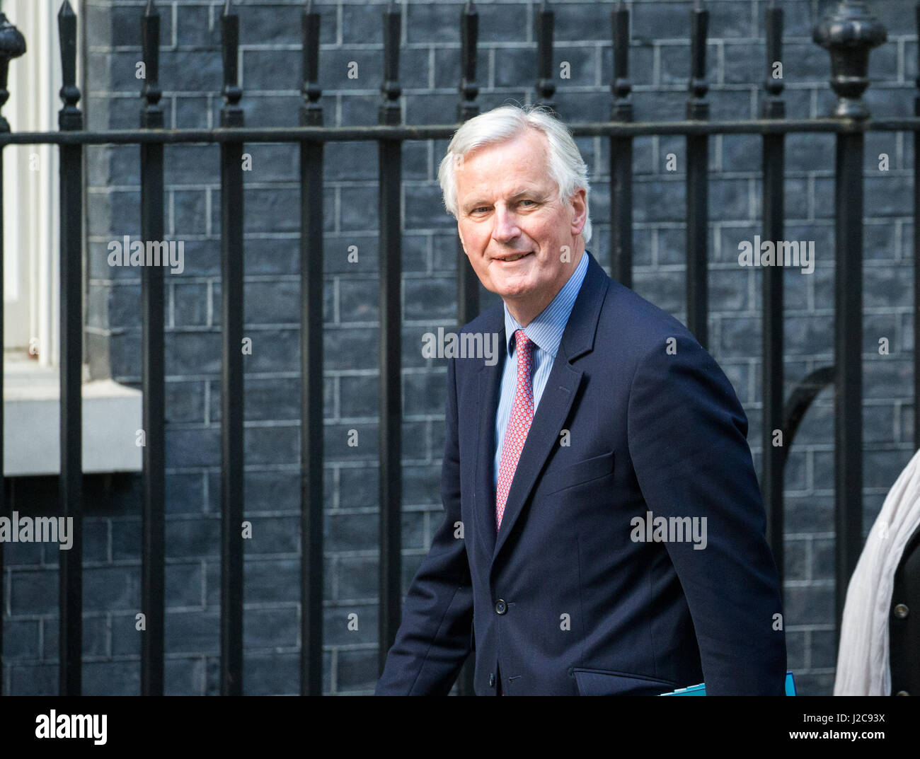 Michel Barnier,Unione capo negoziatore,arriva per colloqui al numero 10 di Downing street con il Primo ministro britannico, Theresa Maggio e Jean Claude Juncker Foto Stock