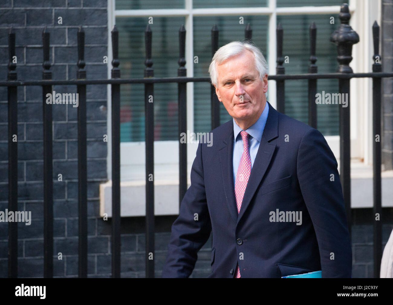 Michel Barnier,Unione capo negoziatore,arriva per colloqui al numero 10 di Downing street con il Primo ministro britannico, Theresa Maggio e Jean Claude Juncker Foto Stock