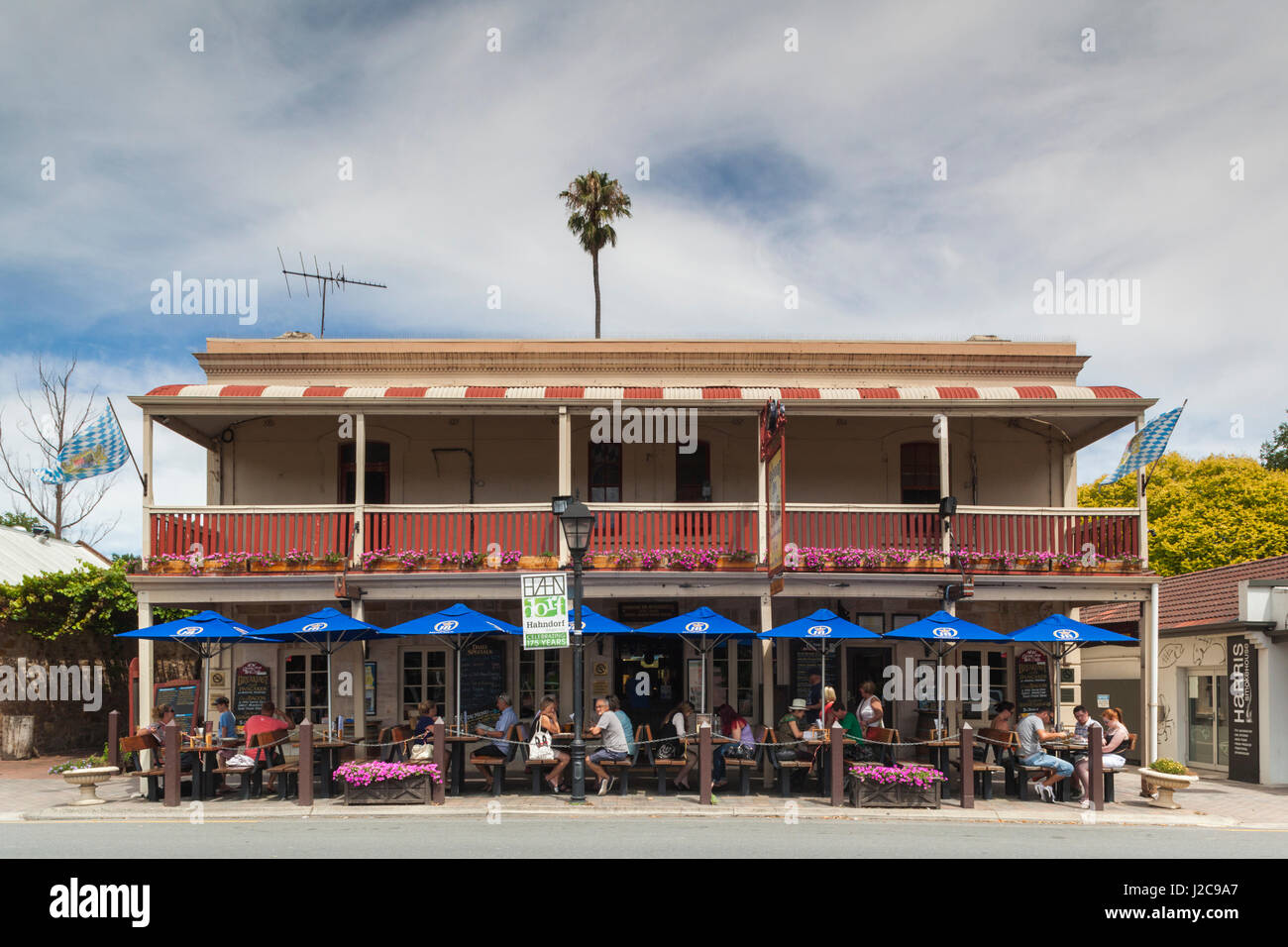 Australia, Adelaide Hills, Hahndorf, Tedesco-villaggio a tema, cene all'aperto presso la Hahndorf Inn Foto Stock