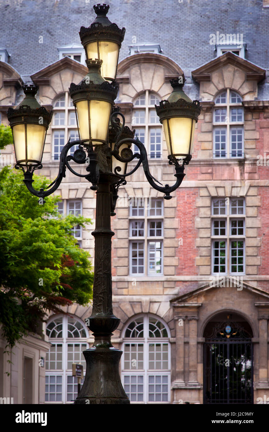 Lampione a Place de Furstenberg a Saint Germain des Pres all Istituto Cattolico di Parigi al di là, Parigi, Ile-de-France, Francia Foto Stock