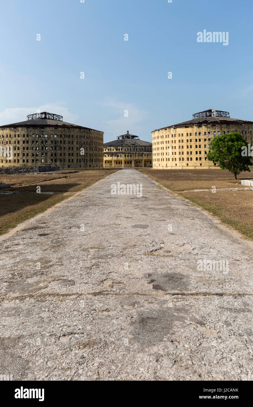 Una strada che conduce al centro di tre vecchie strutture edili che compongono il Presidio Modelo carcere sull Isola della Gioventù, Cuba Foto Stock