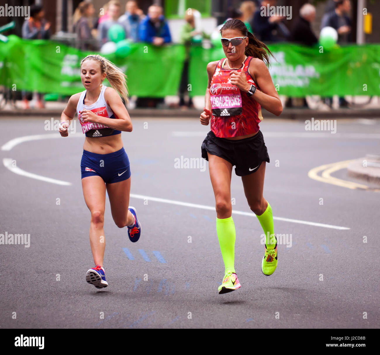 Charlotte Purdue (GBR), Porta Diana Lobacevske (LTU), nel 2017 Maratona di Londra Foto Stock