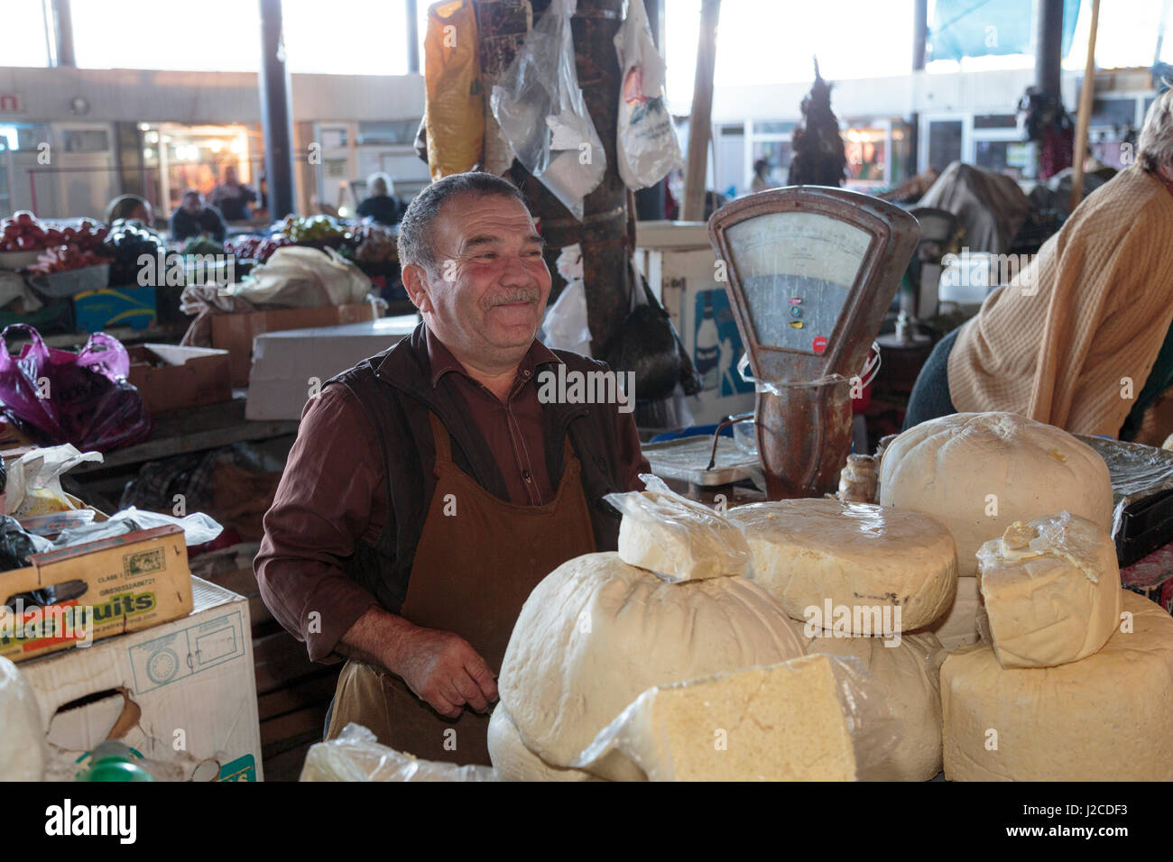 La Georgia, Telavi. Commerciante di formaggio in un mercato di Telavi. Foto Stock