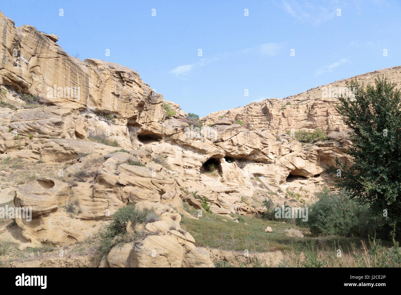 La Georgia, Uplistsikhe. Scogliera di pietra è rivolto verso la grotta di Uplistsikhe complesso. Foto Stock