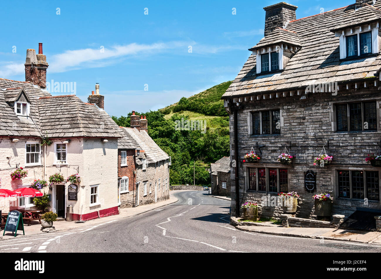 Affascinante cercando case pubbliche sui lati opposti della strada principale che offre bevande rinfrescanti in forma di cibo e bevande in Corfe Castle village Foto Stock