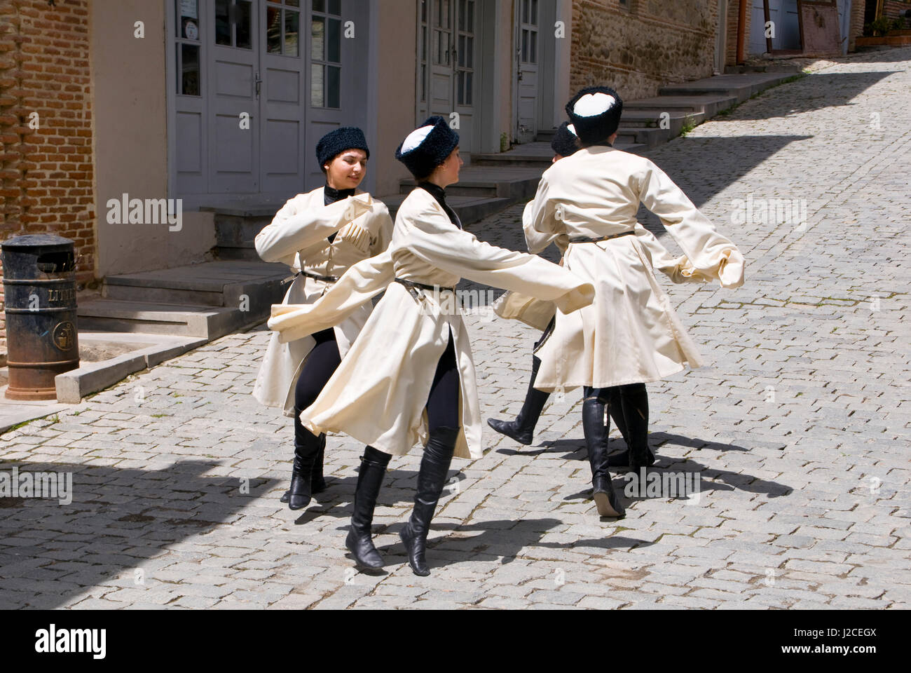 Gli uomini dancing in abbigliamento tradizionale, Sighnaghi, Kakheti, Georgia Foto Stock