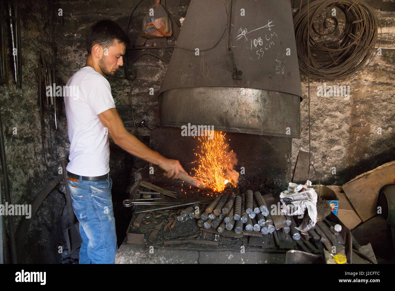 Turchia, Safranbolu. Saldatore rendendo la visualizzazione di una serratura di porta ha realizzato con un array di prodotti locali su un ripiano. Solo uso editoriale. Foto Stock