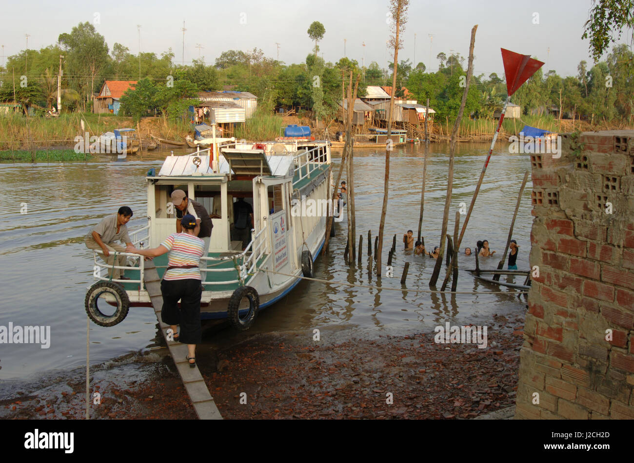 Asia Vietnam. Gangplank nella parte anteriore di un Delta del Mekong barca, Can Tho Foto Stock