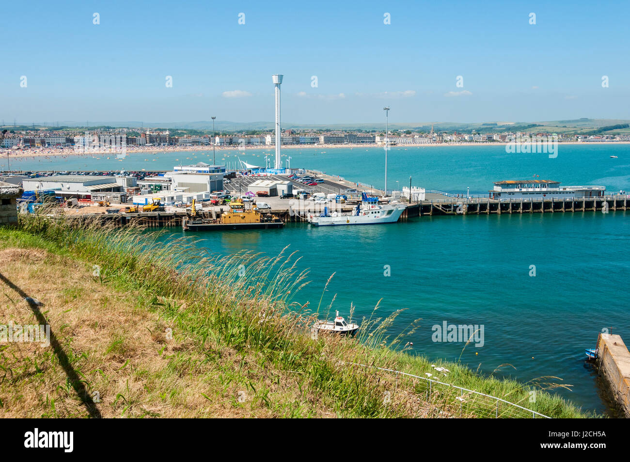 Il 1300ft lungo il piacere di Weymouth e molo commerciale da cui i traghetti per la Francia e le Isole del Canale vela Foto Stock