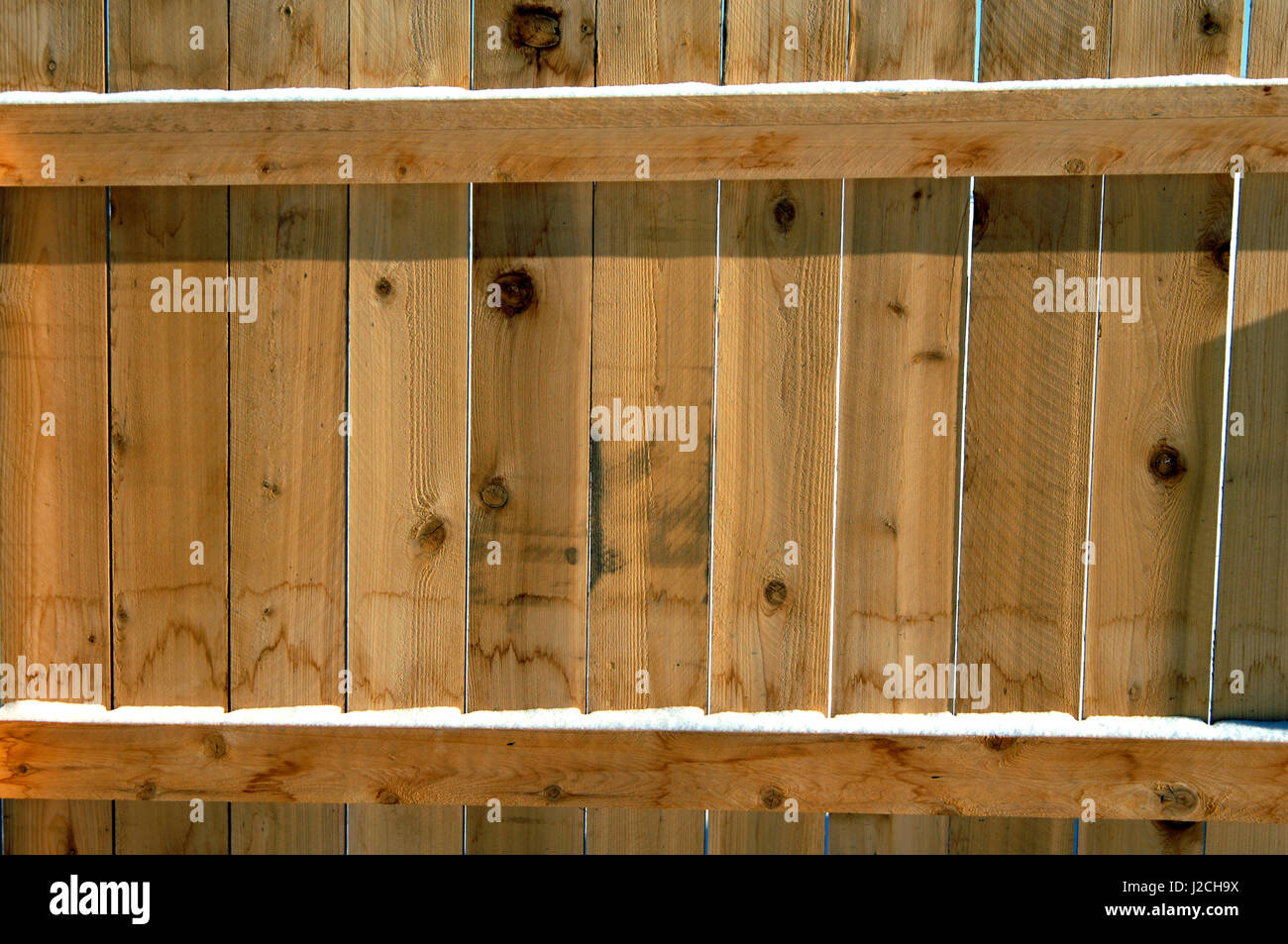 Recinzione del cortile serve come sfondo, completa con la neve. Foto Stock