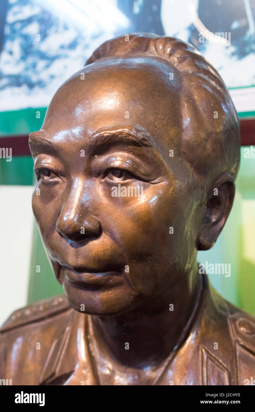 Il Vietnam, Hanoi. Il Vietnam Museo di Storia Militare, busto di guerra del Vietnam-ser generale Vo Nguyen Giap, nord Vietnamiti commander Foto Stock