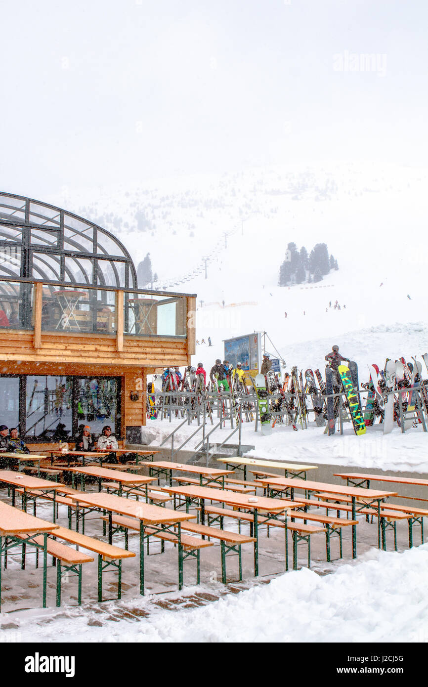 Austria, Tirolo, Jerzens, sci Tempo libero sulla Hochzeiger in Pitztal, ristorante sulla montagna, downhill Hochzeiger Foto Stock