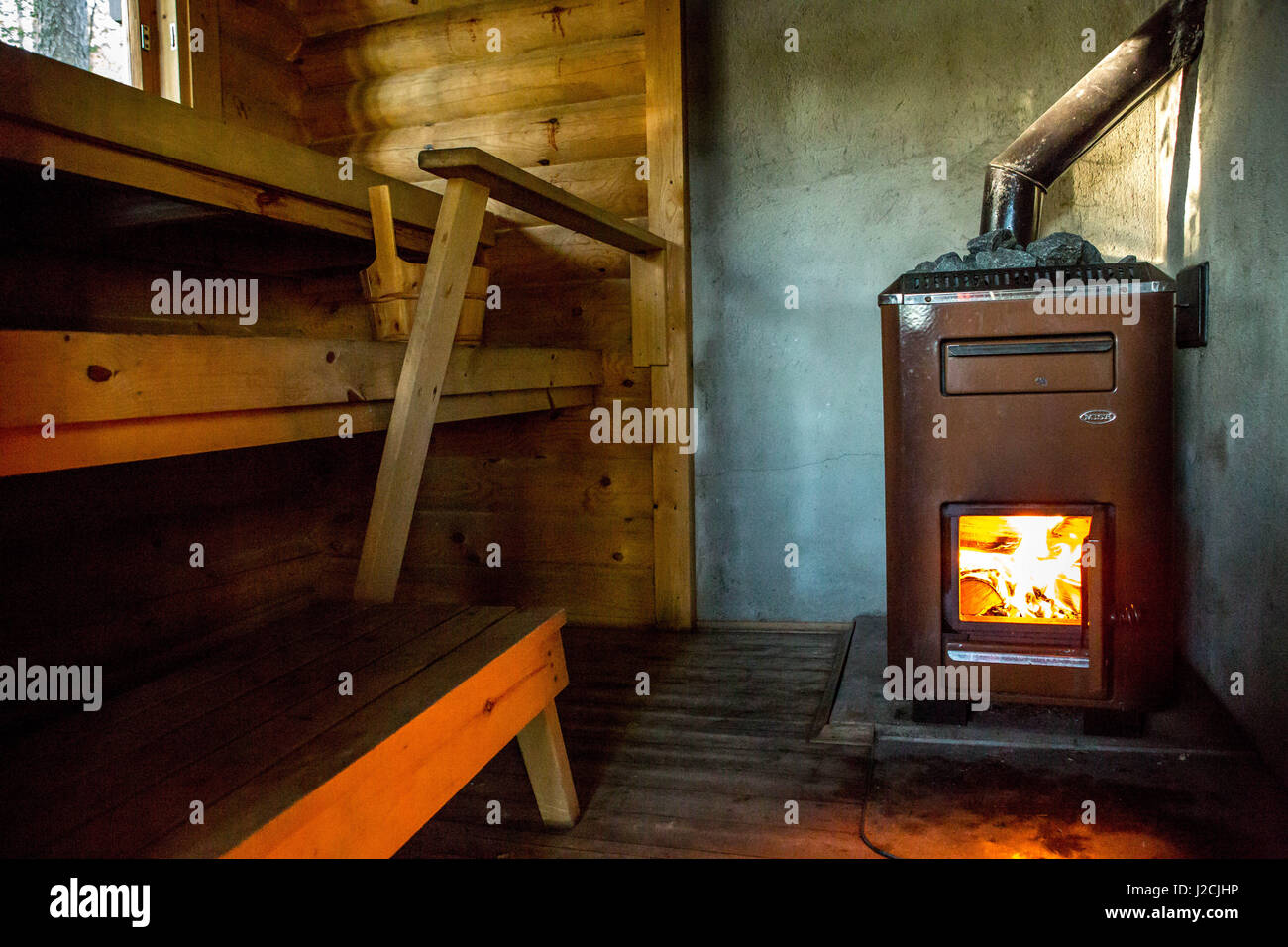 Finlandia, dieci giorni vivono nel Mökki, su un'isola, solo può essere raggiunta in barca a remi. Linnansaari National Park, il fuoco nel forno nella sauna Foto Stock