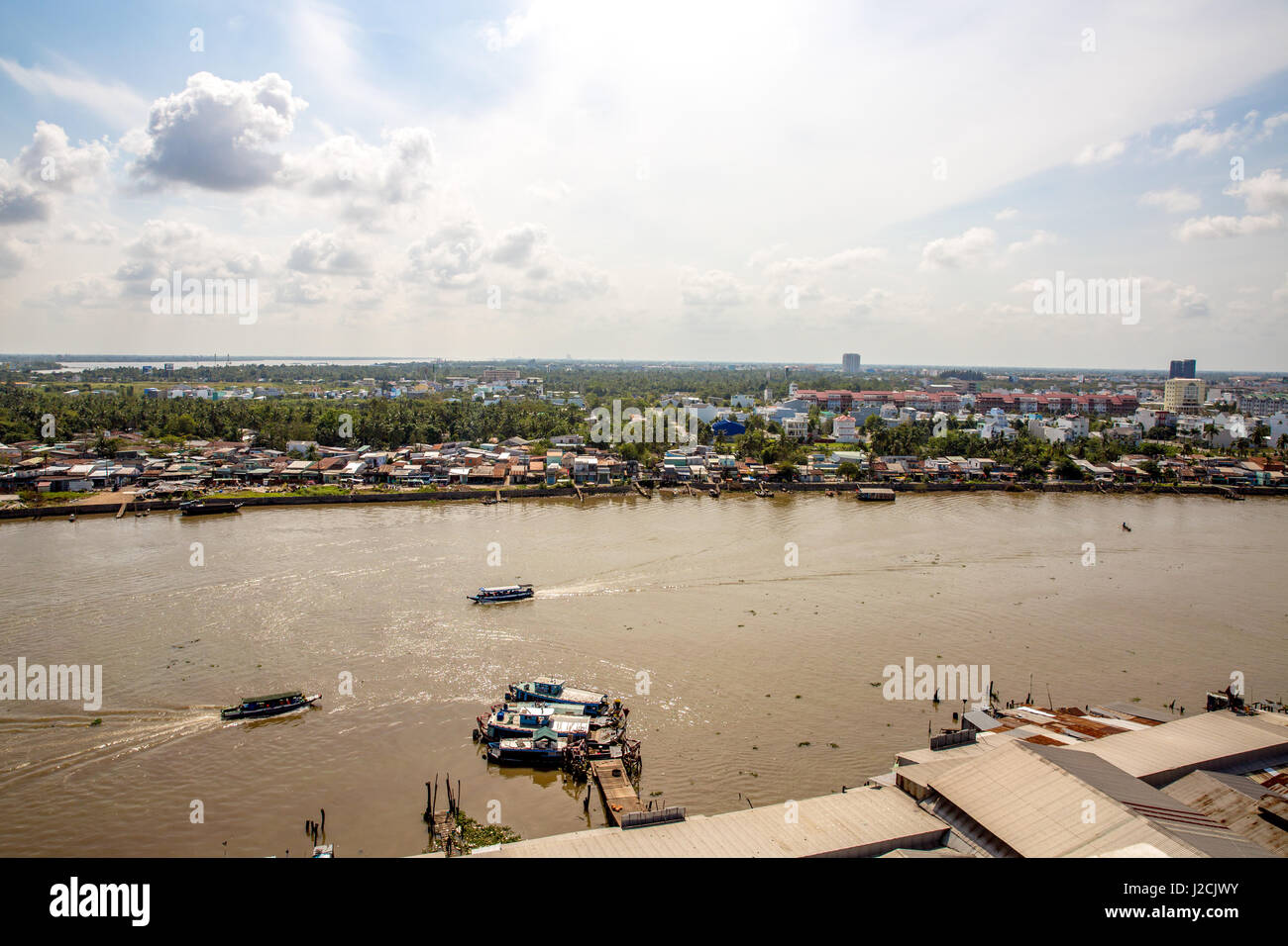Il Vietnam, Cần Thơ, Can Tho, la capitale e la città più grande del Delta del Mekong, sopra i tetti di Cần Thơ, panoramica della città da ovest Hotel Foto Stock