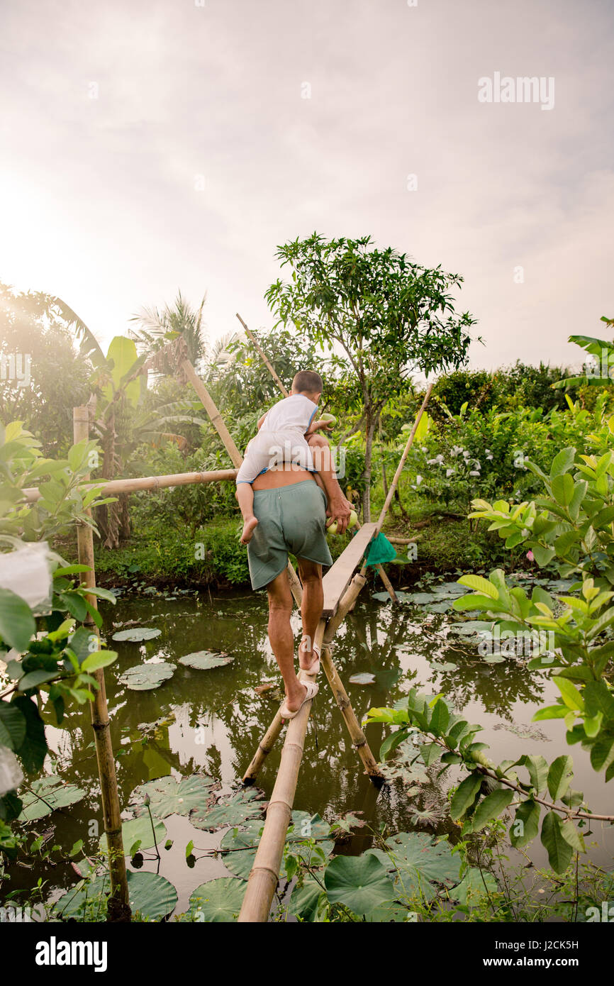 Cồn Sơn, Bùi Hữu Nghĩa vicino Cần Thơ, la capitale e la città più grande nel Delta del Mekong, il nonno e i nipoti, famiglia del pescatore Foto Stock