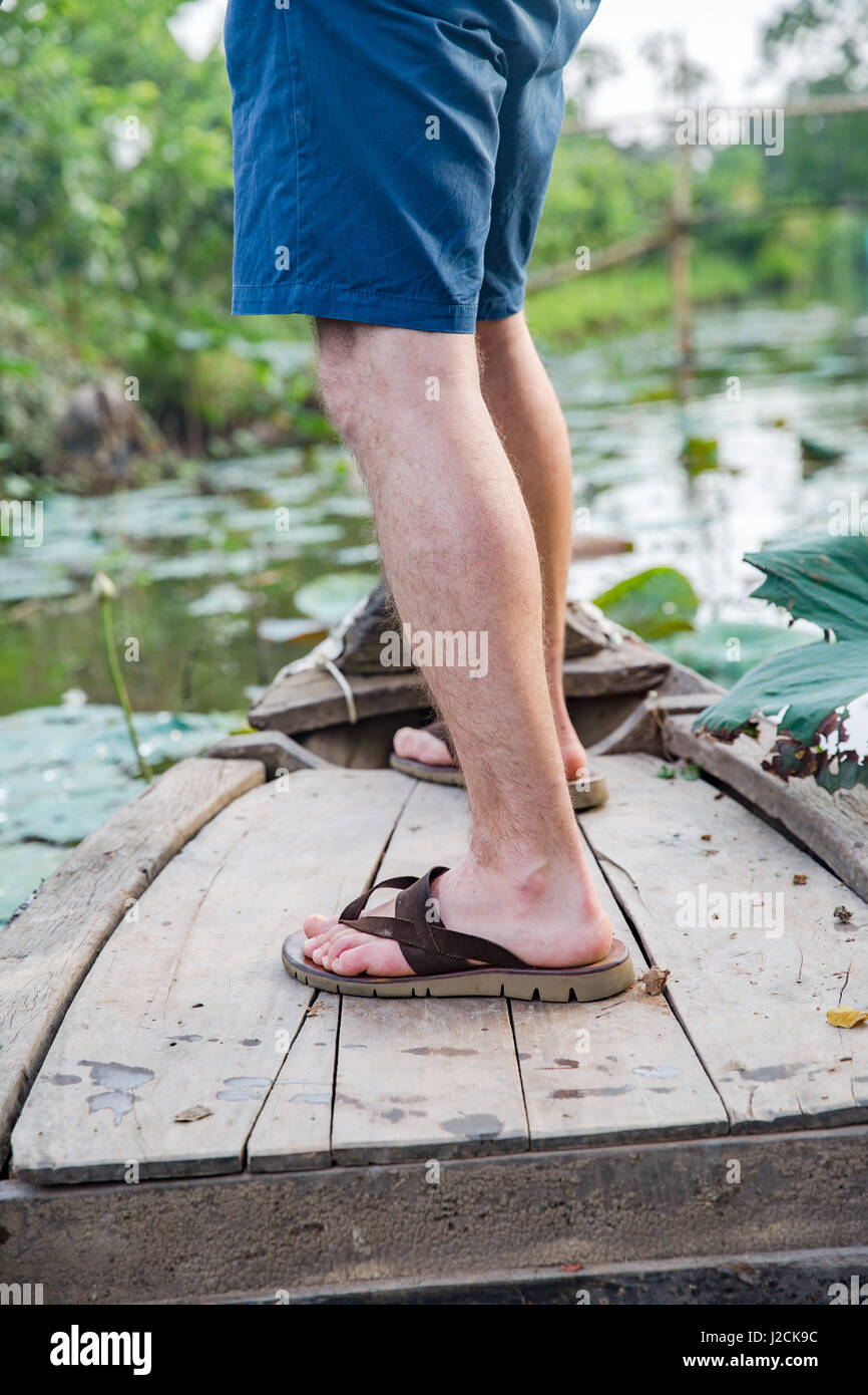 Cồn Sơn, Bùi Hữu Nghĩa vicino Cần Thơ, la capitale e la città più grande del Delta del Mekong. Con la barca a remi attraverso l'azienda di allevamento ittico plantation. Foto Stock