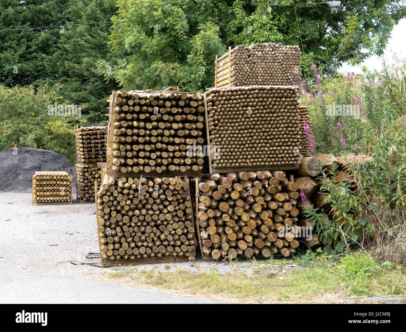 Una pila di recente fatto posti di scherma di tutte le forme e dimensioni diverse Foto Stock