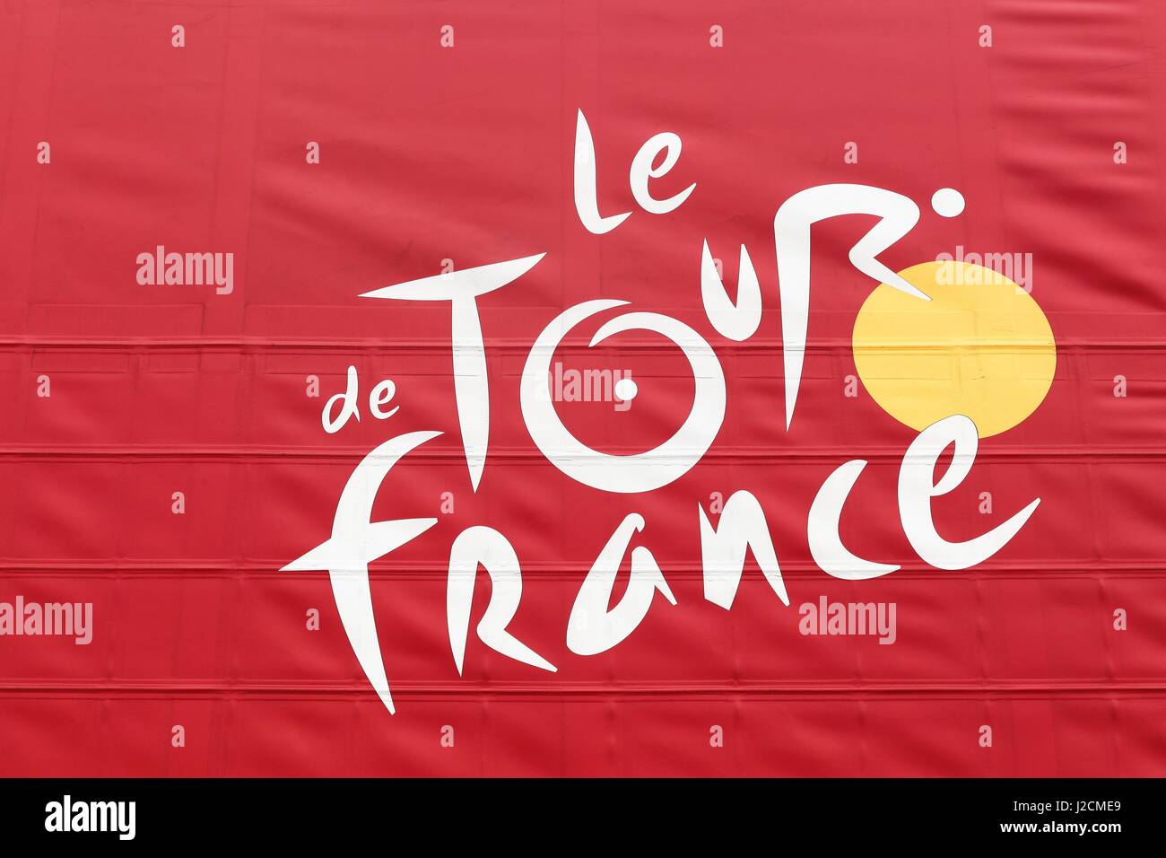 Brouilly, Francia - 8 Marzo 2017: Tour de France logo su un carrello. Tour de France è un annuale a stadio multiplo noleggio Foto Stock