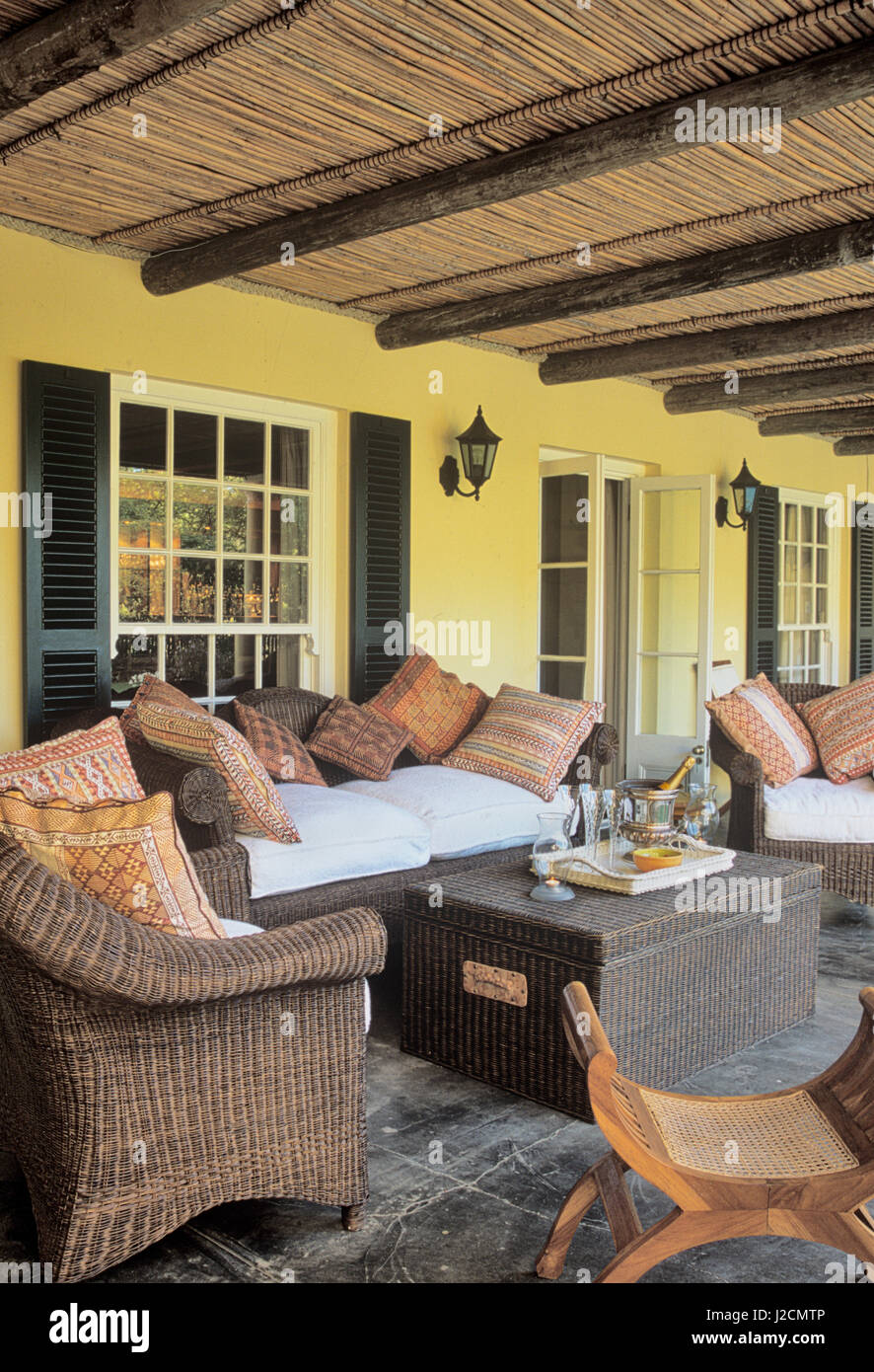 Vimini divano e poltrone sul patio. Foto Stock