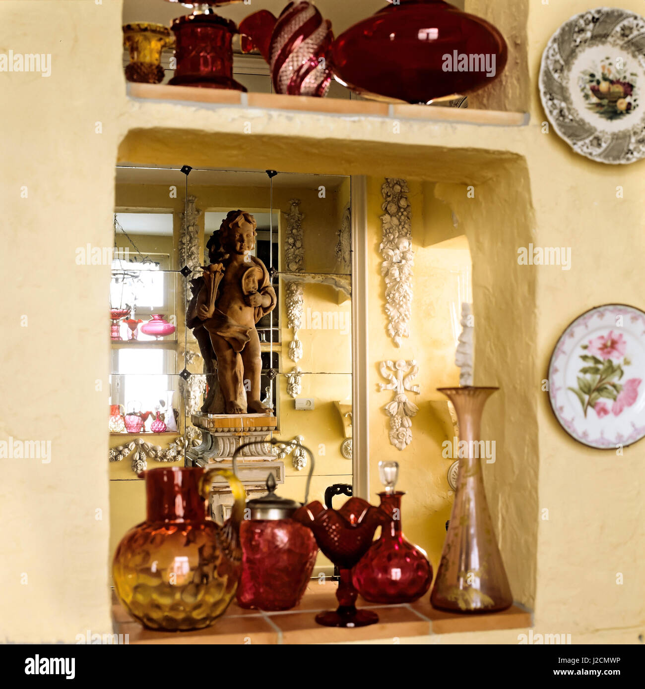 Ripiani di colore giallo con vasi rossi. Foto Stock