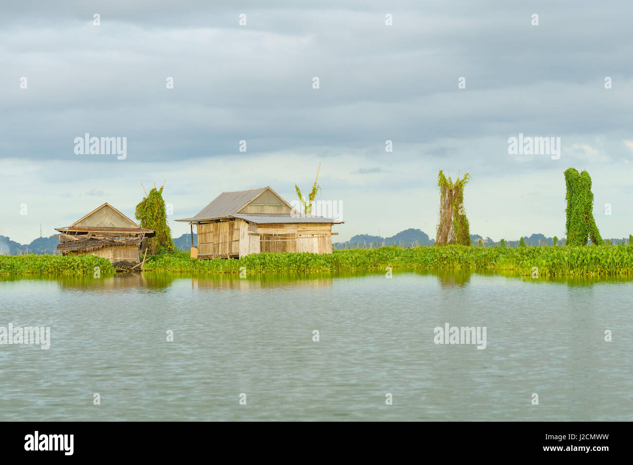 Indonesia Sulawesi Selatan, Soppeng Kabupaten, capanne sull'acqua, Danau Tempe lago Foto Stock