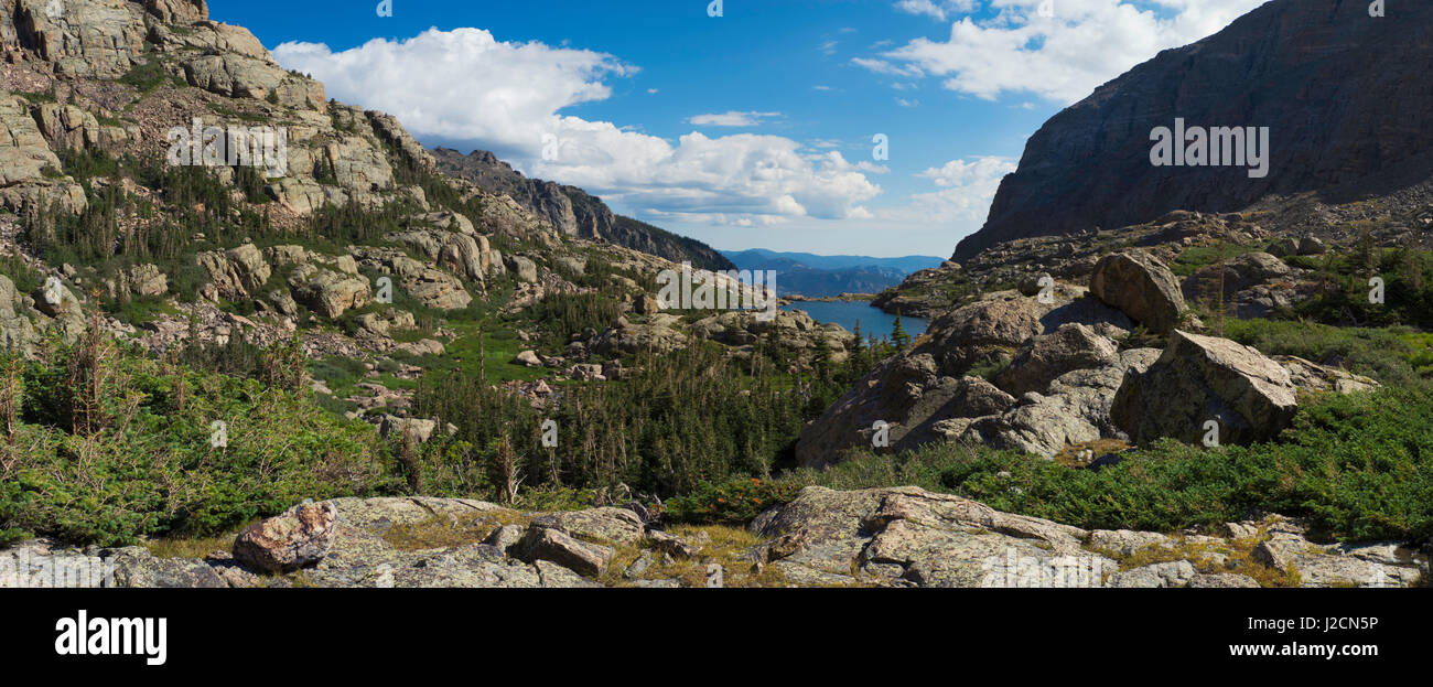 Vista la mattina giù per la valle di Taylor che si affaccia sul lago di vetro, Rocky Mountain National Park, COLORADO. Foto Stock