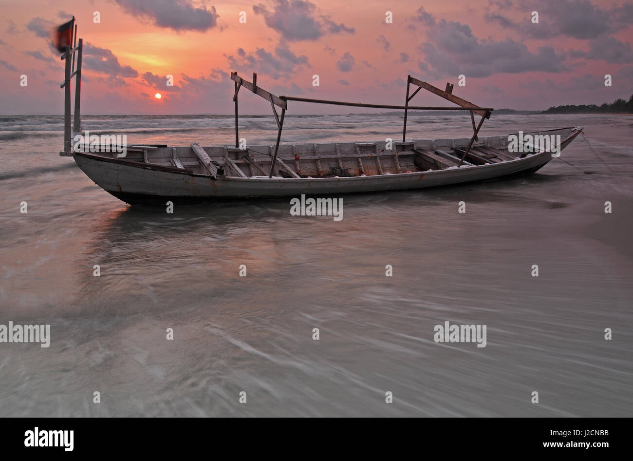 Barca da pesca sulla spiaggia di Sihanoukville dal Golfo della Thailandia al tramonto in Cambogia. Foto Stock