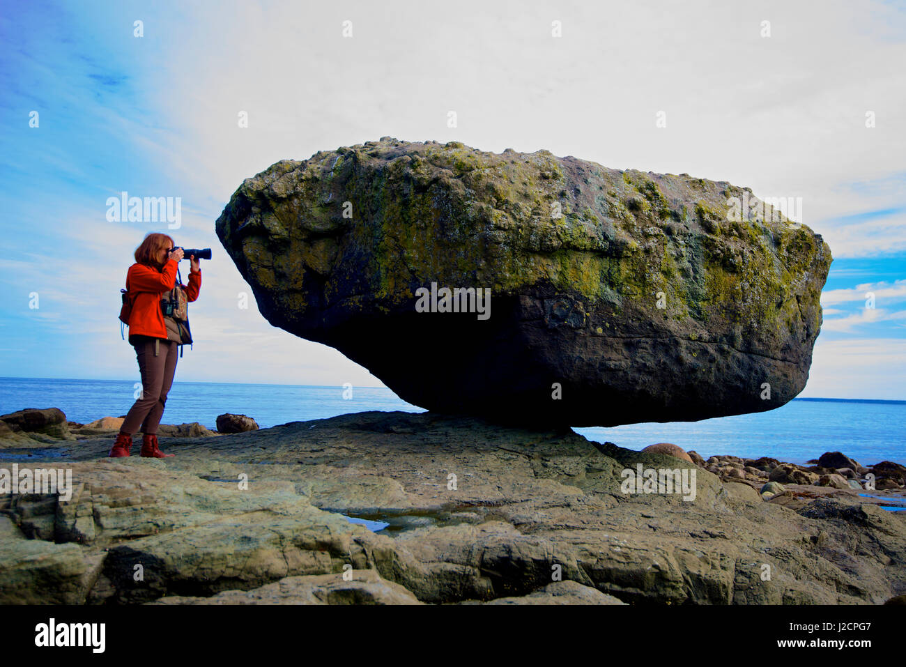 Bilanciamento del Rock sulla costa est di Graham Island. Si tratta di un errato glaciale dall'ultima glaciazione. (Grandi dimensioni formato disponibile) (MR) Foto Stock