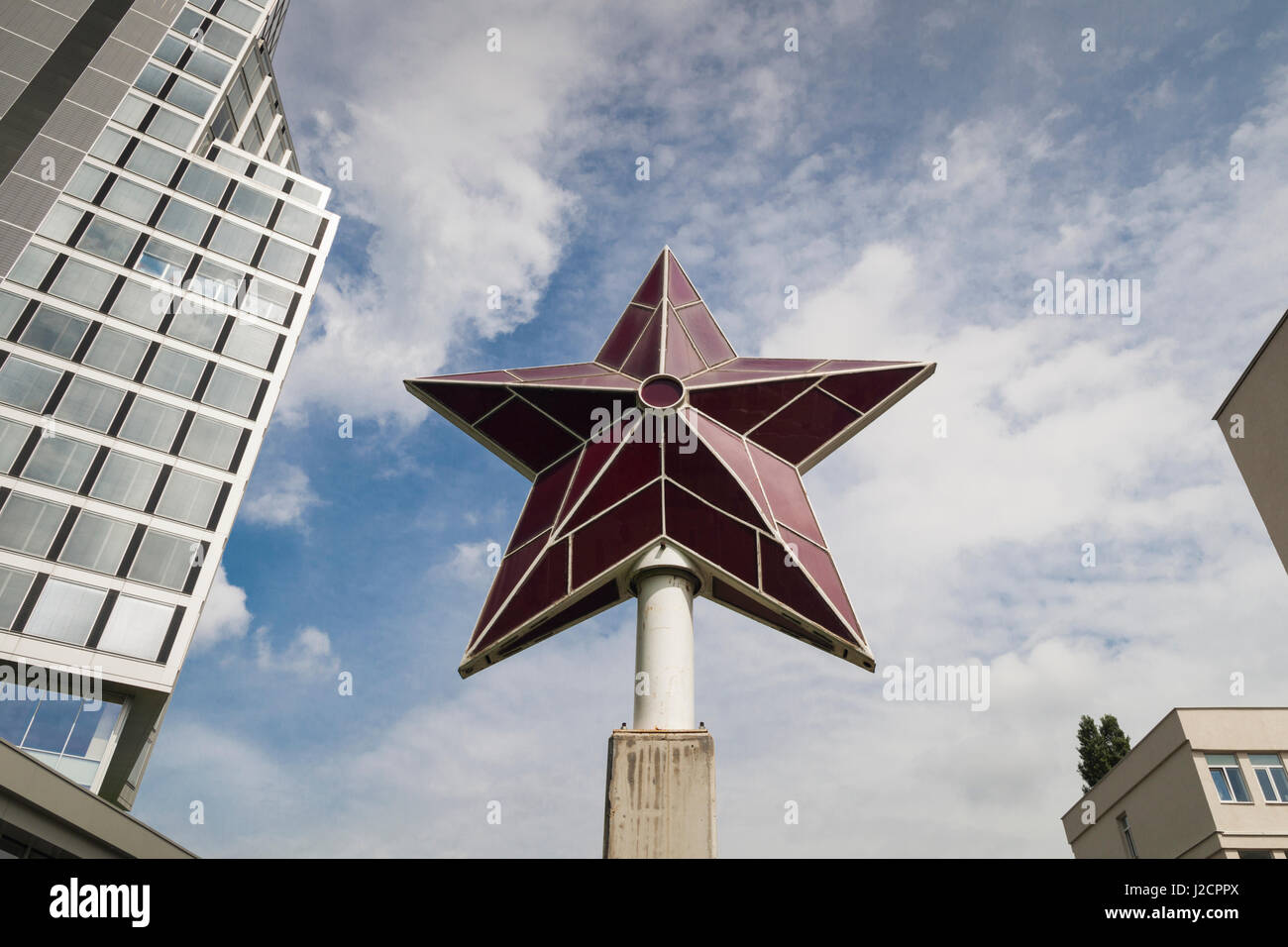 La Bulgaria, Sofia, parco delle sculture di arte socialista, gigante stella rossa precedentemente in cima al partito comunista bulgaro edificio Foto Stock