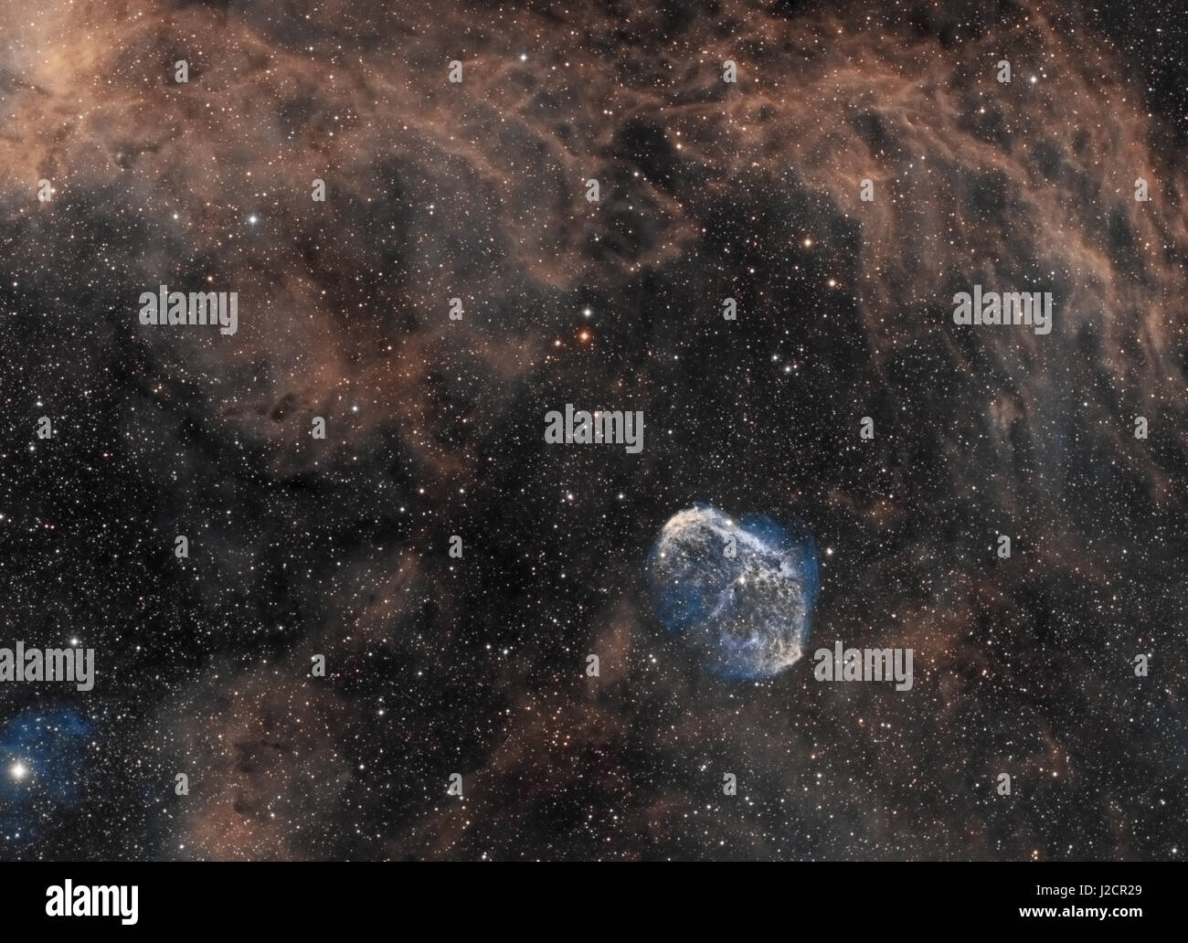 Il Crescent Nebula (NGC 6888, Caldwell 27, Sharpless 105) - una nebulosa a emissione nella costellazione del Cigno (The Swan). Bolla di sapone è anche visibile. Foto Stock