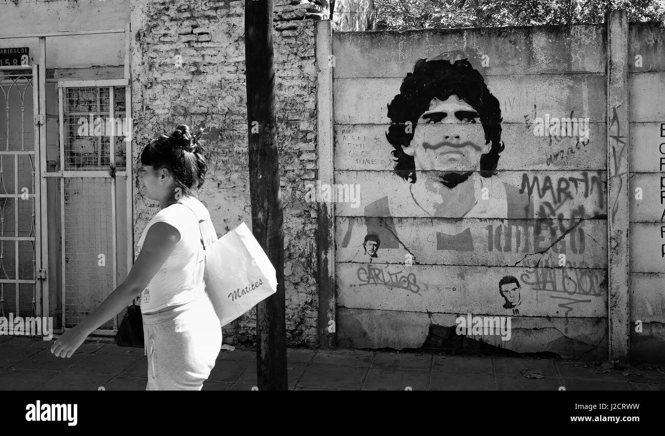 Calcio graffiti Street art di Diego Maradona nel quartiere la Boca di Buenos Aires, Argentina. Foto di SAM BAGNALL Foto Stock