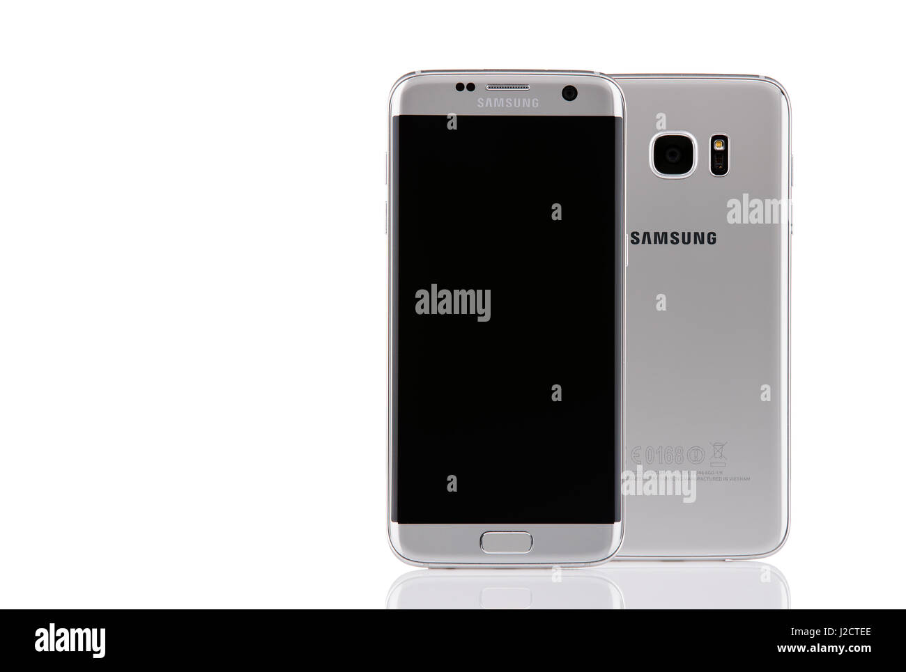 Belgrado, Serbia - 19 dicembre 2016: argento nuovo Samsung Galaxy S7 dello smartphone di bordo, lati anteriore e posteriore isolato su sfondo bianco. Foto Stock