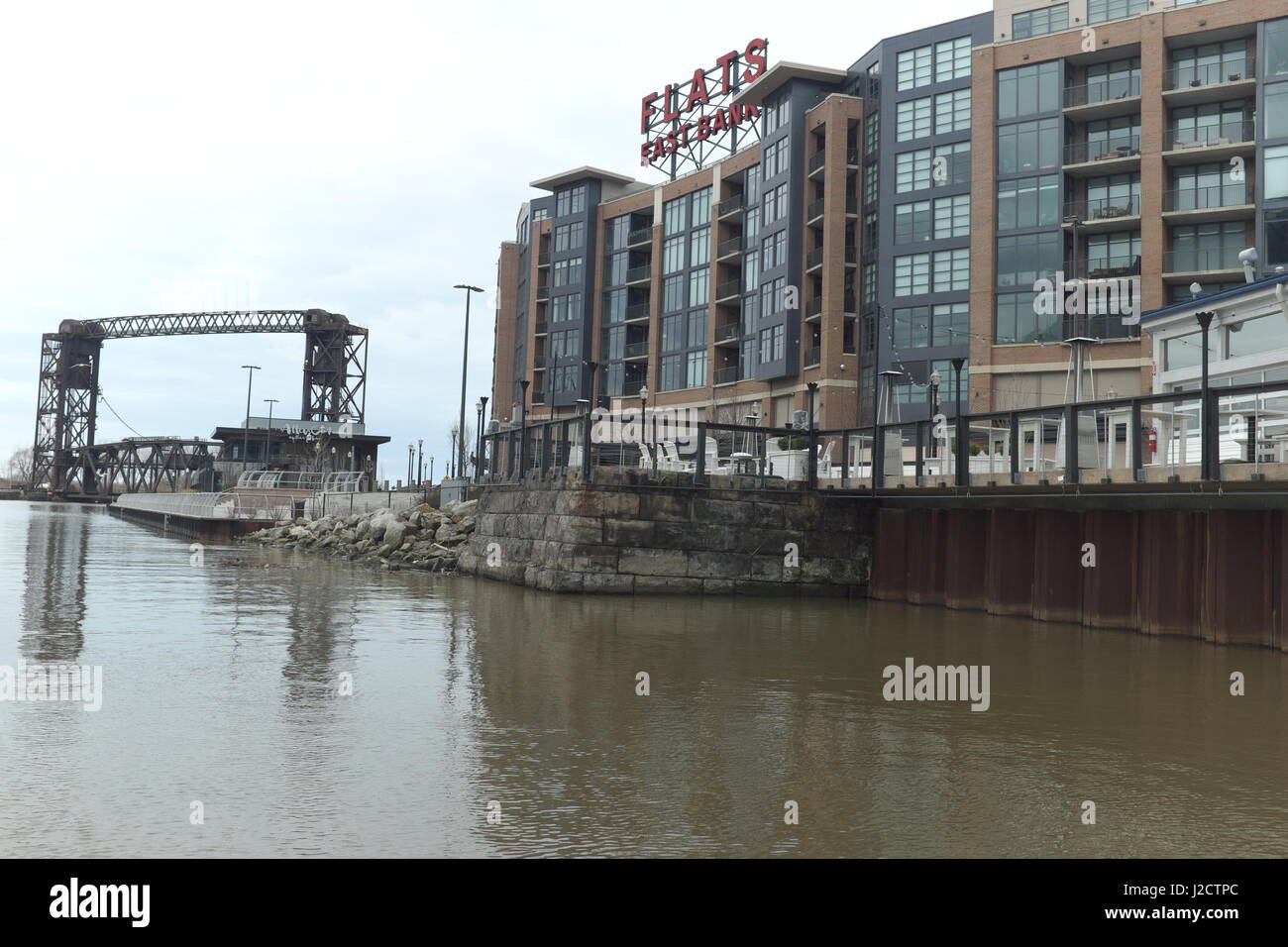 Il Riverbank alla moda che vive lungo il fiume Cuyahoga in Cleveland, Ohio, Stati Uniti Foto Stock