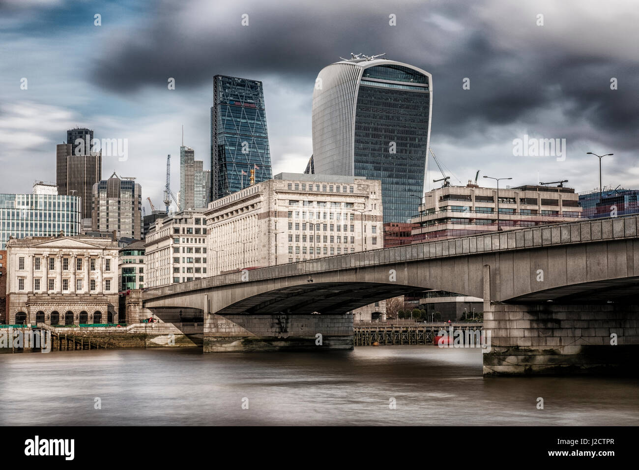 L'Inghilterra,Londra,Ponte di Londra e la City di Londra Foto Stock