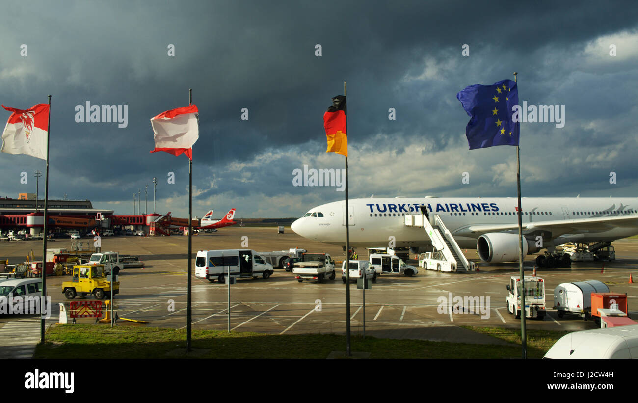 Germania, Berlino Tegel TXL international airport, Turkish Airlines Airbus A330, bandiere, da sinistra a destra, Polonia, Austria, Germania, Comunità europea Foto Stock