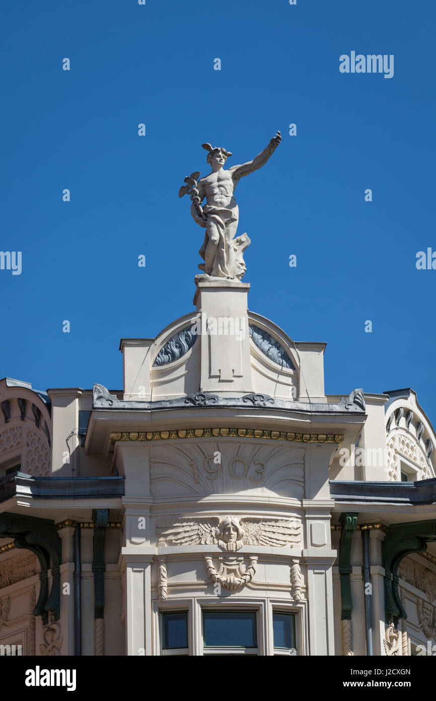 Una statua del dio romano mercurio sulla sommità di Ljubljana Luxury department store Galerija Emporium, Lubiana, Slovenia Foto Stock