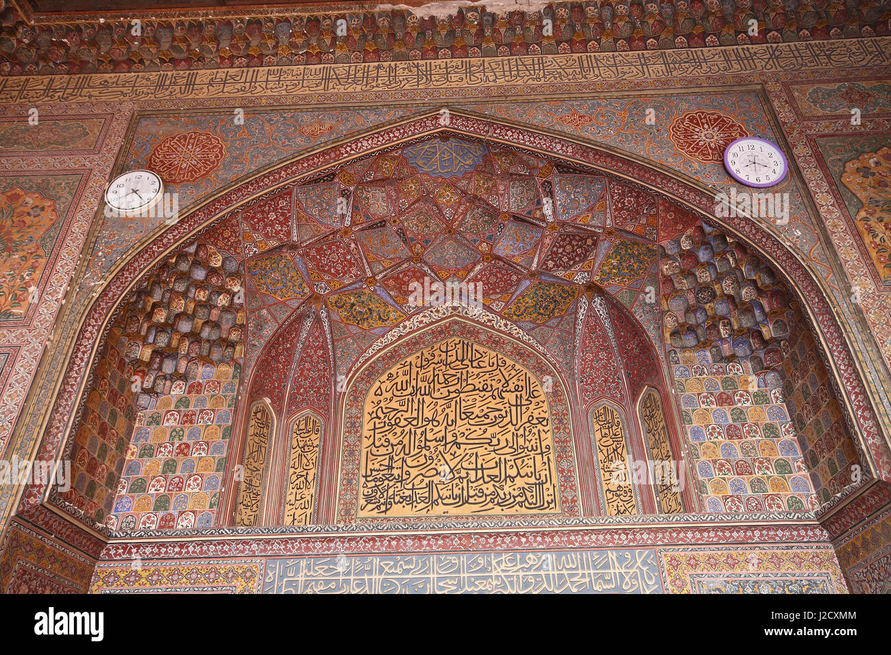 La bella architettura musulmana a Masjid Wazir Khan, Lahore Foto Stock