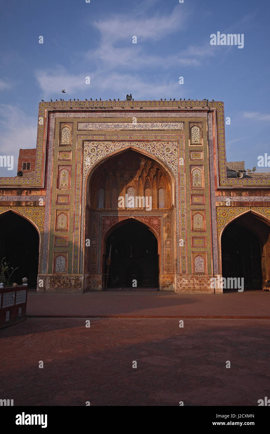 La bella architettura musulmana a Masjid Wazir Khan, Lahore Foto Stock