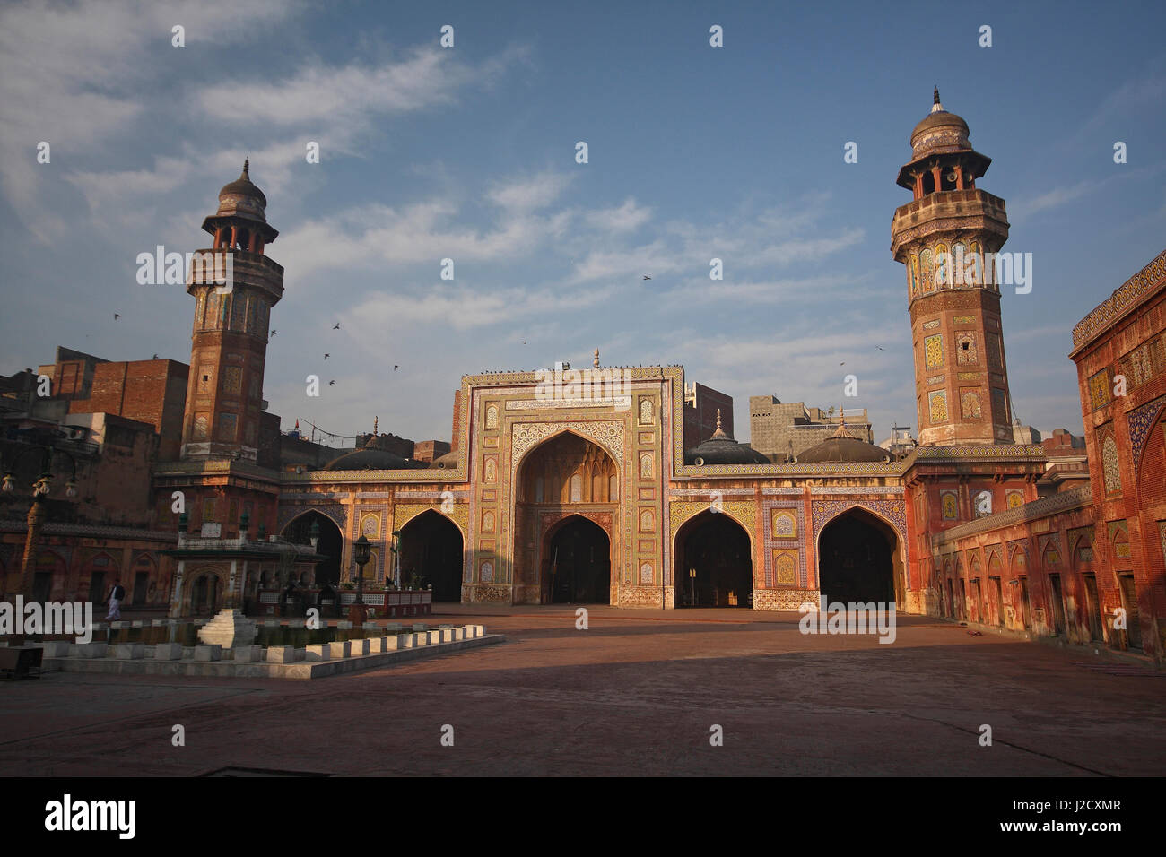 La bella architettura musulmana a Masjid Wazir Khan, Lahore Foto Stock
