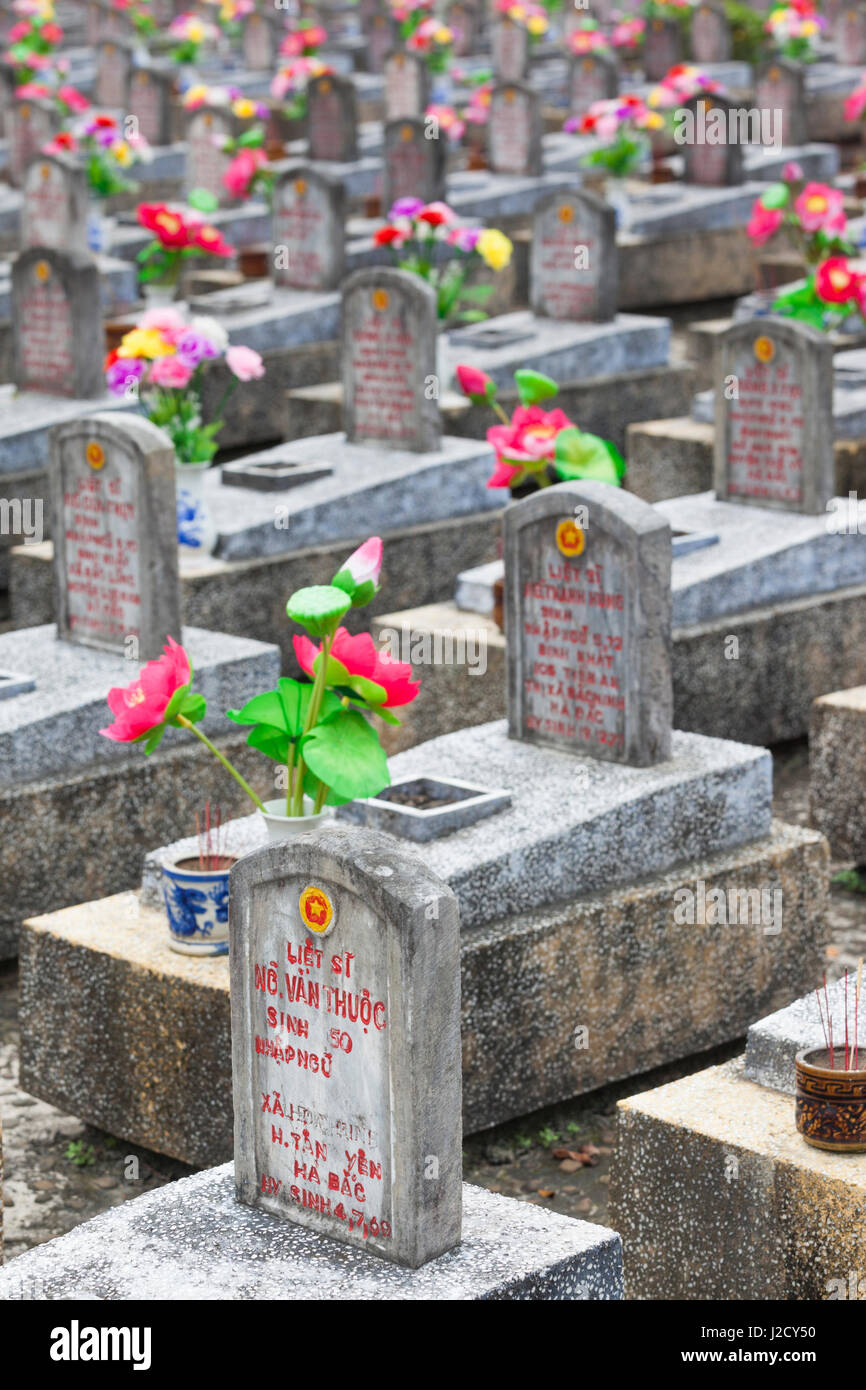 Il Vietnam, Area DMZ. La provincia di Quang Tri, Truong Son nazionale Cimitero Militare, lapidi Foto Stock