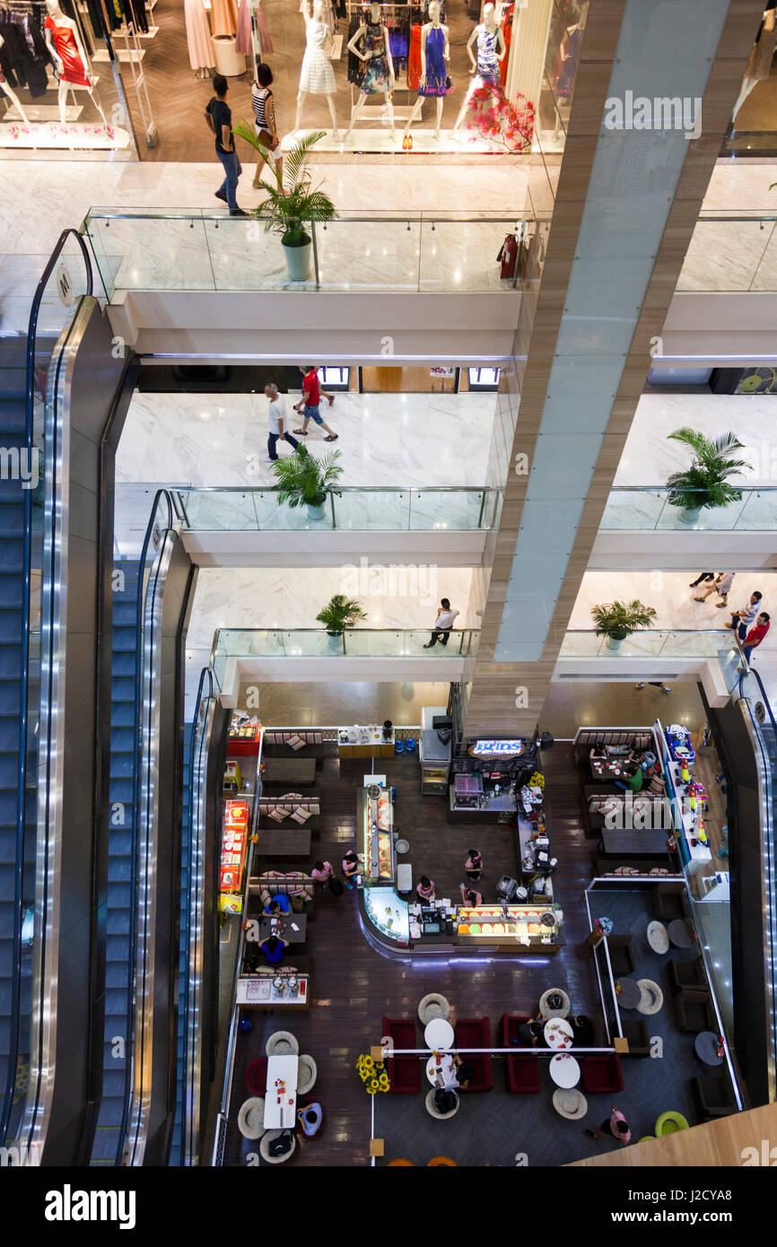 Il Vietnam, Ho Chi Minh City. Vincom Center Building, centro commerciale interno Foto Stock