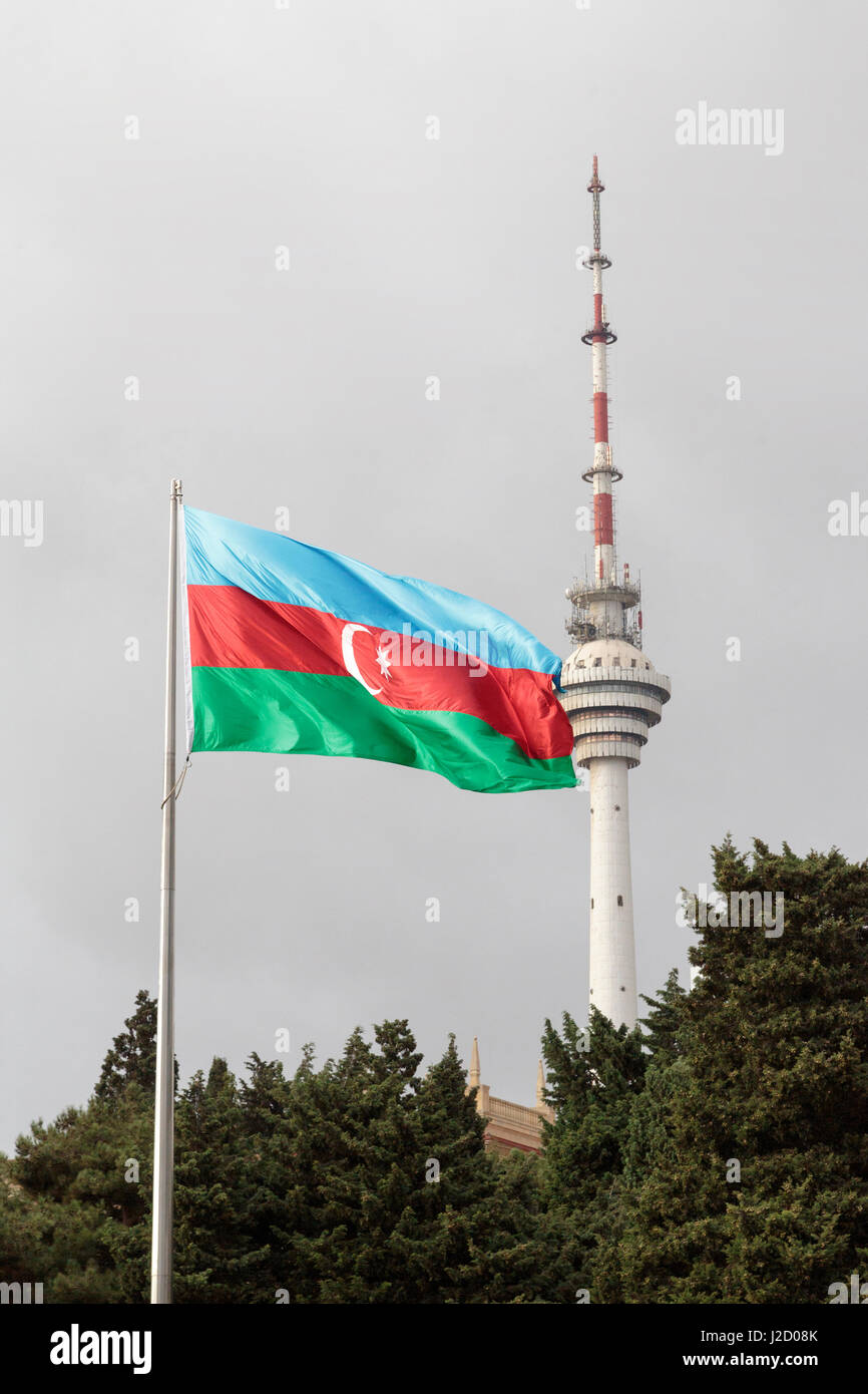 Azerbaigian, Baku. L'Azerbaigian bandiera onde nella parte anteriore del Baku TV Tower. Foto Stock