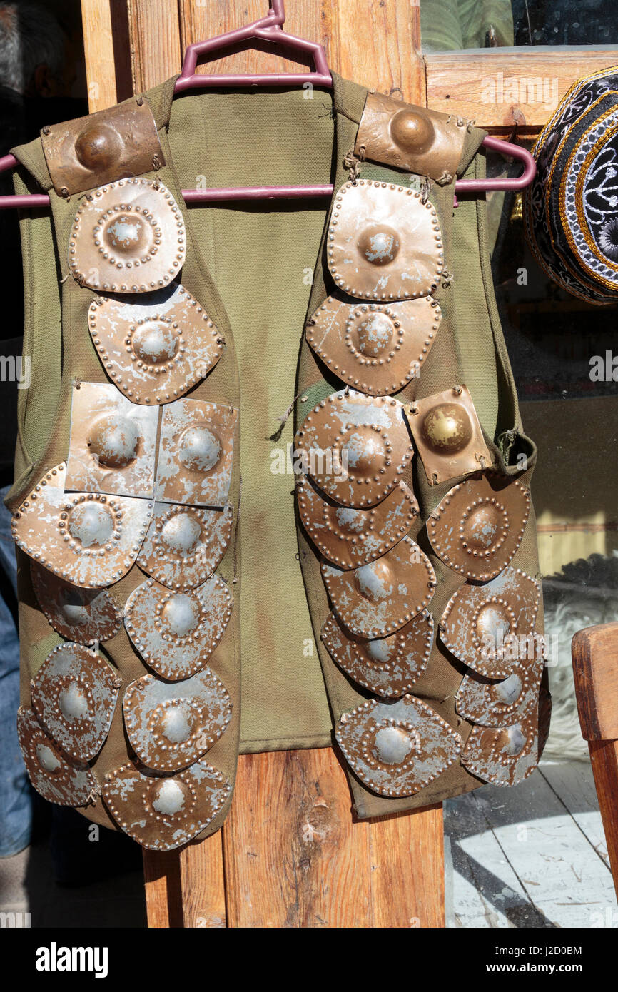 Azerbaigian, Lahic. Scala artigianale armor cucita in un corpetto. Foto Stock