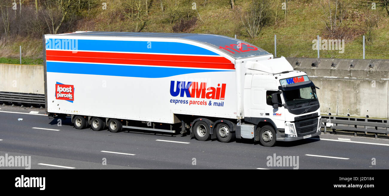 Aerodinamica ottimizzata hgv UKMail express pacchi & mail delivery rimorchio e grande distribuzione logistica di trasporto camion mail Inglese Regno Unito autostrada Foto Stock