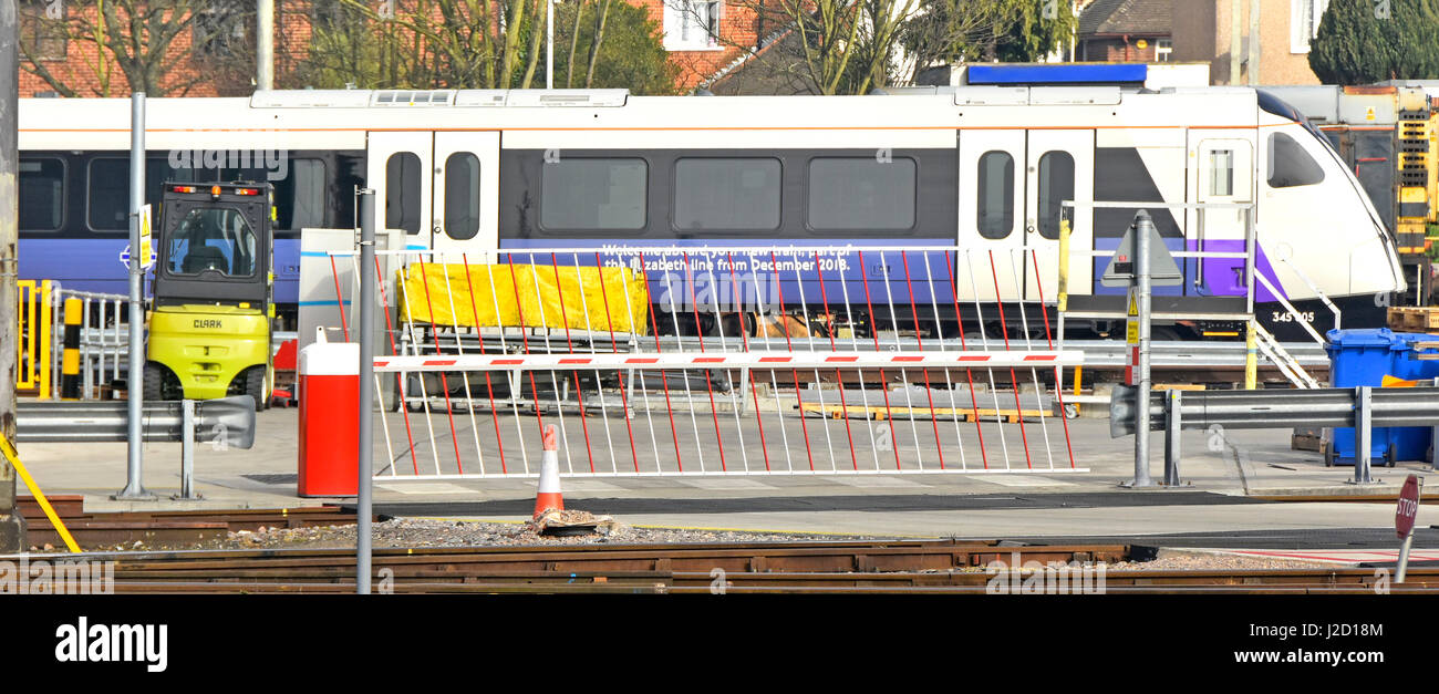 Nuovo tfl rail treno Crossrail memorizzati in Bombardier depot Ilford Londra Inghilterra Regno Unito per la linea di Elizabeth Shenfield Essex Liverpool Street route nel 2017 Foto Stock