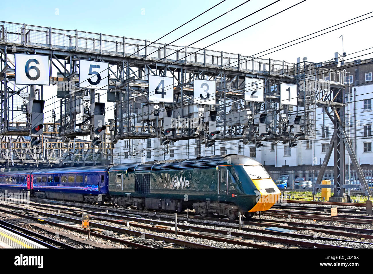 Treno le vie UK GWR loco binari ferroviari & prima di Great Western treno appena uscire Londra Paddington segnale sotto il gantry con numeri di grandi dimensioni Foto Stock