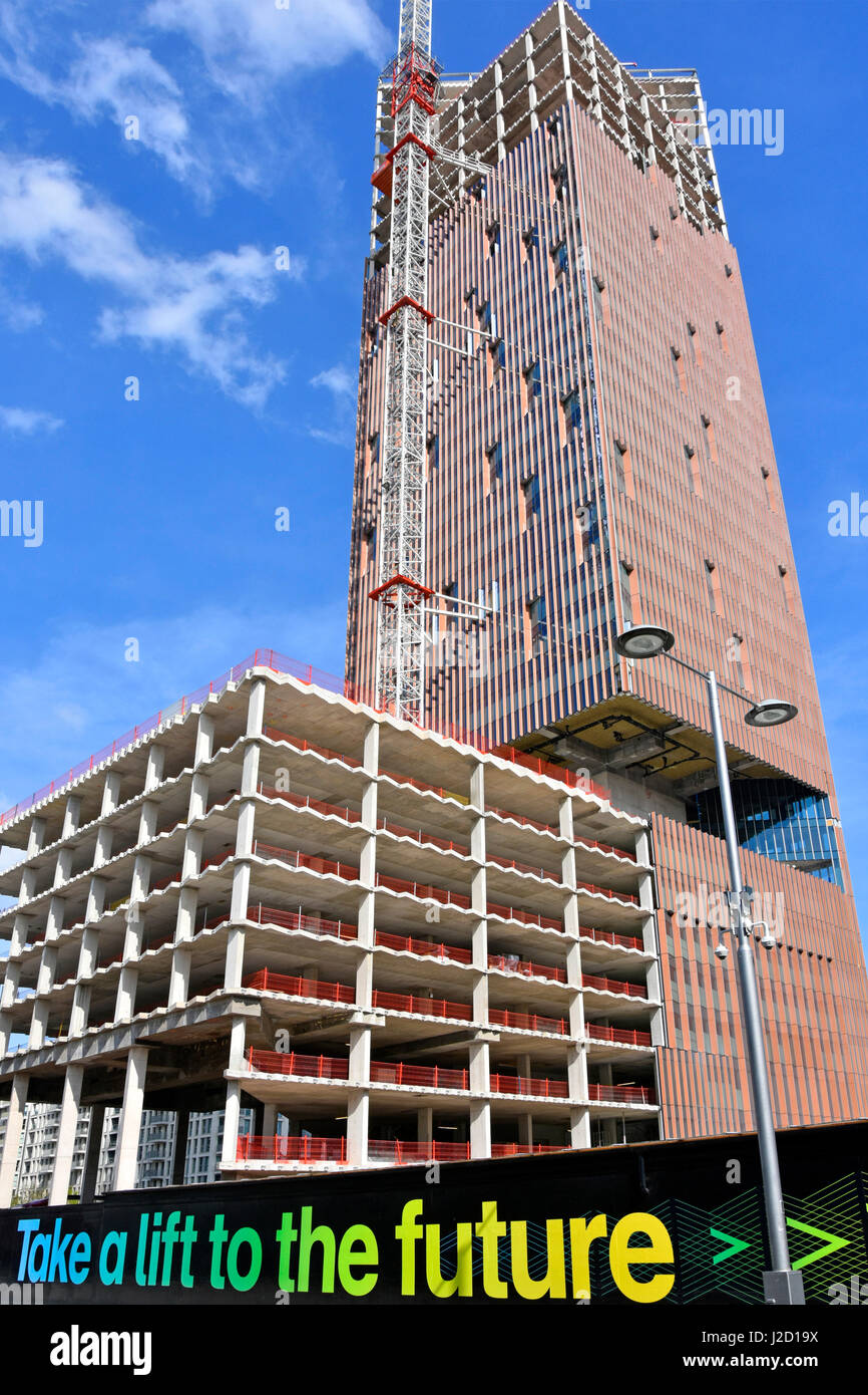 Pubblicità accaparramento a Manhattan Loft Gardens costruzione cantiere urbano appartamento blocco grattacielo appartamenti Stratford City Newham East London UK Foto Stock