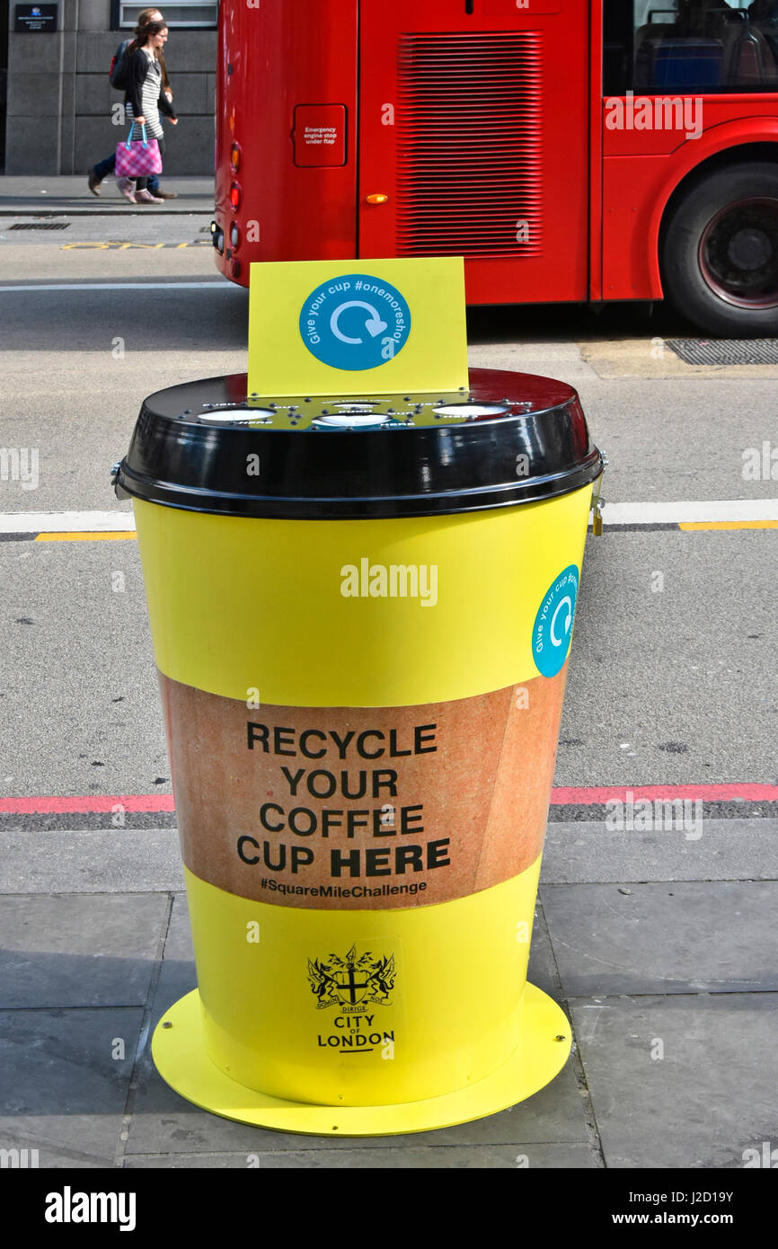 City of London Inghilterra Regno Unito è stato collocato un cestino speciale per riciclare le tazze di caffè di carta in contenitori gialli sul marciapiede intorno al London Square Mile Foto Stock City of London Inghilterra Regno Unito è stato collocato un cestino speciale per riciclare le tazze di caffè di carta in contenitori gialli sul marciapiede intorno al London Square Mile Foto Stock